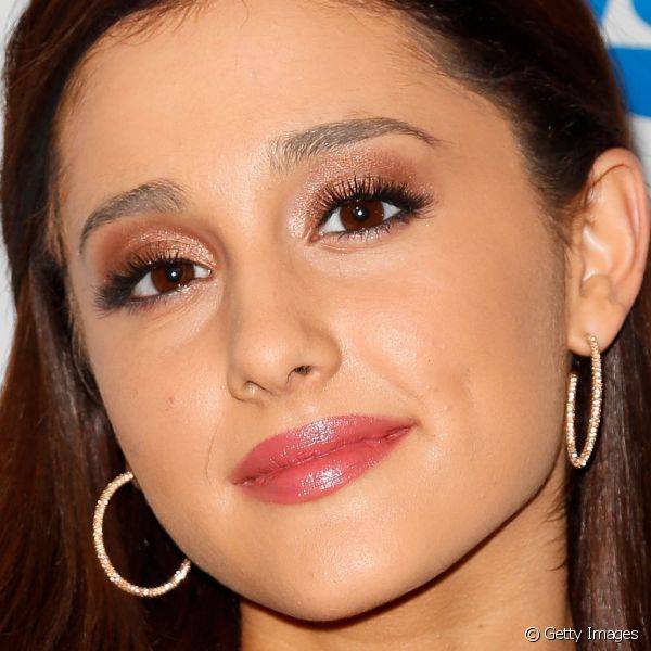 Durante o evento de uma rádio, em 2012, Ariana Grande manteve seu tradicional traço de delineador preto, mas também caprichou no esfumado marrom